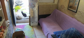 a room a home kitchen and bathroom hot water wifi no bills